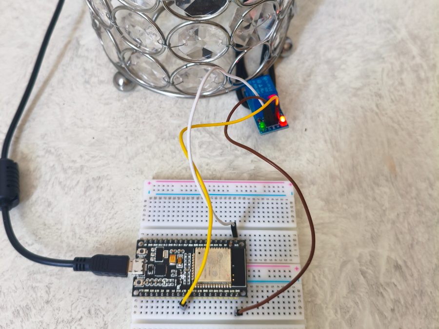 ESP32 con módulo relé conectado a una lámpara real